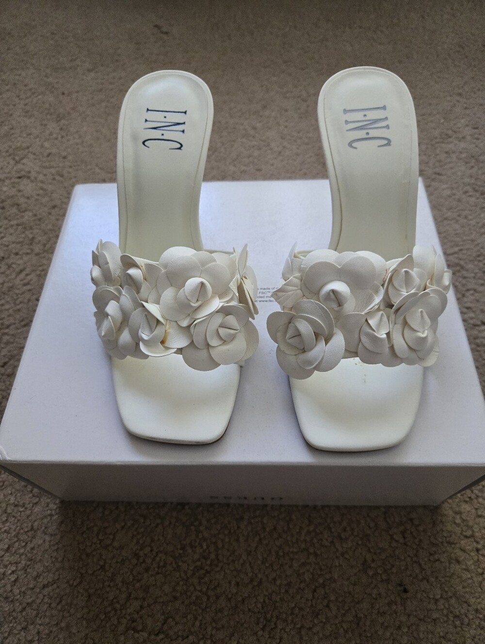 INC International Concepts White Floral Slide Sandals. 5 1/2M. Fits 5 Wide too.